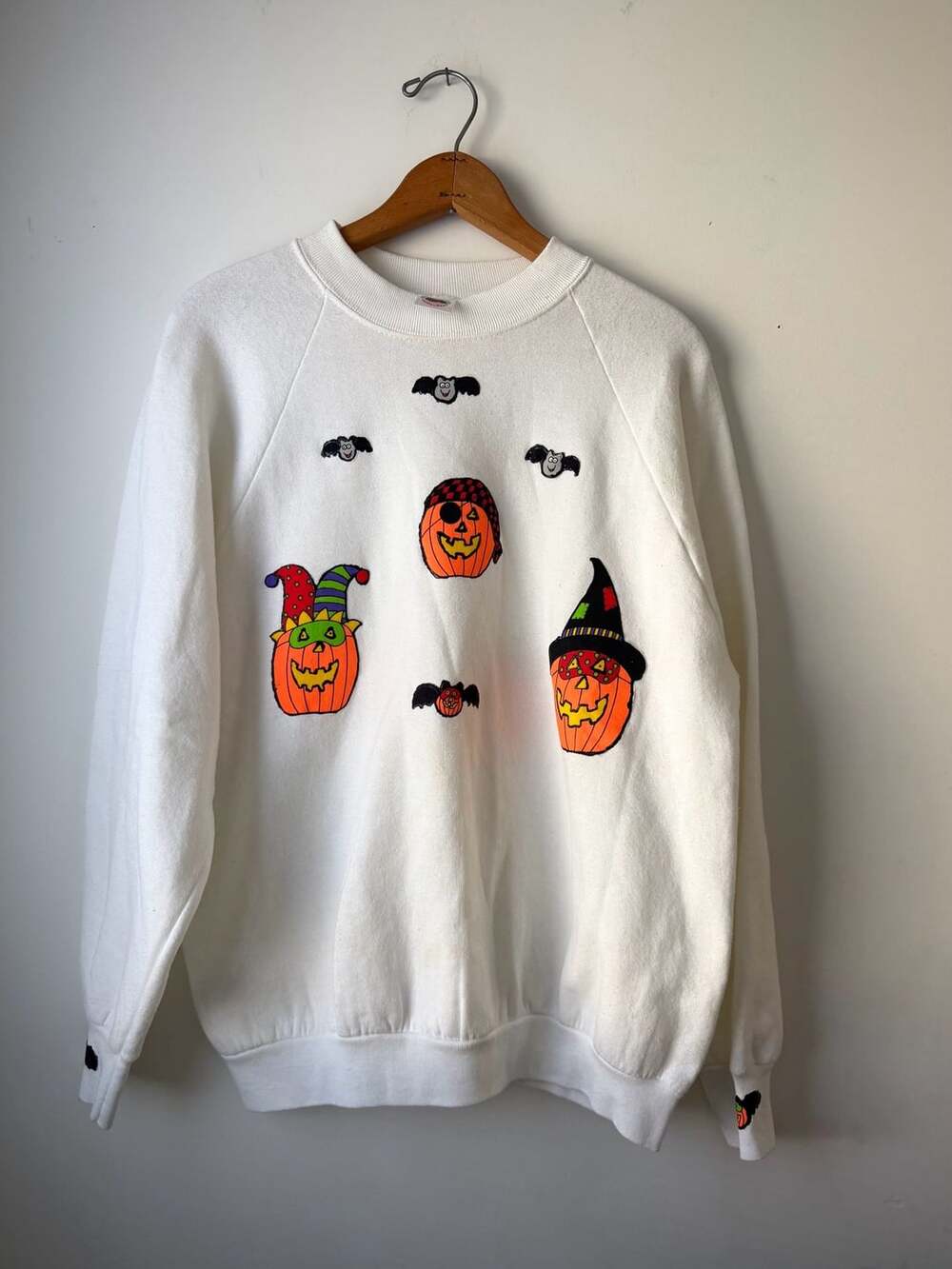 Vintage 1980s Halloween Pumpkin Bat Crewneck Sweatshirt White